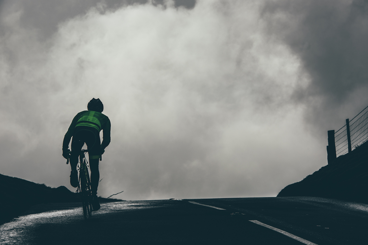 Jampa indossato da ciclista in allenamento con tempo nuvoloso