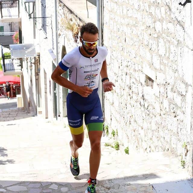 Maratona con atleta che percorre scale - Andrej Vistica