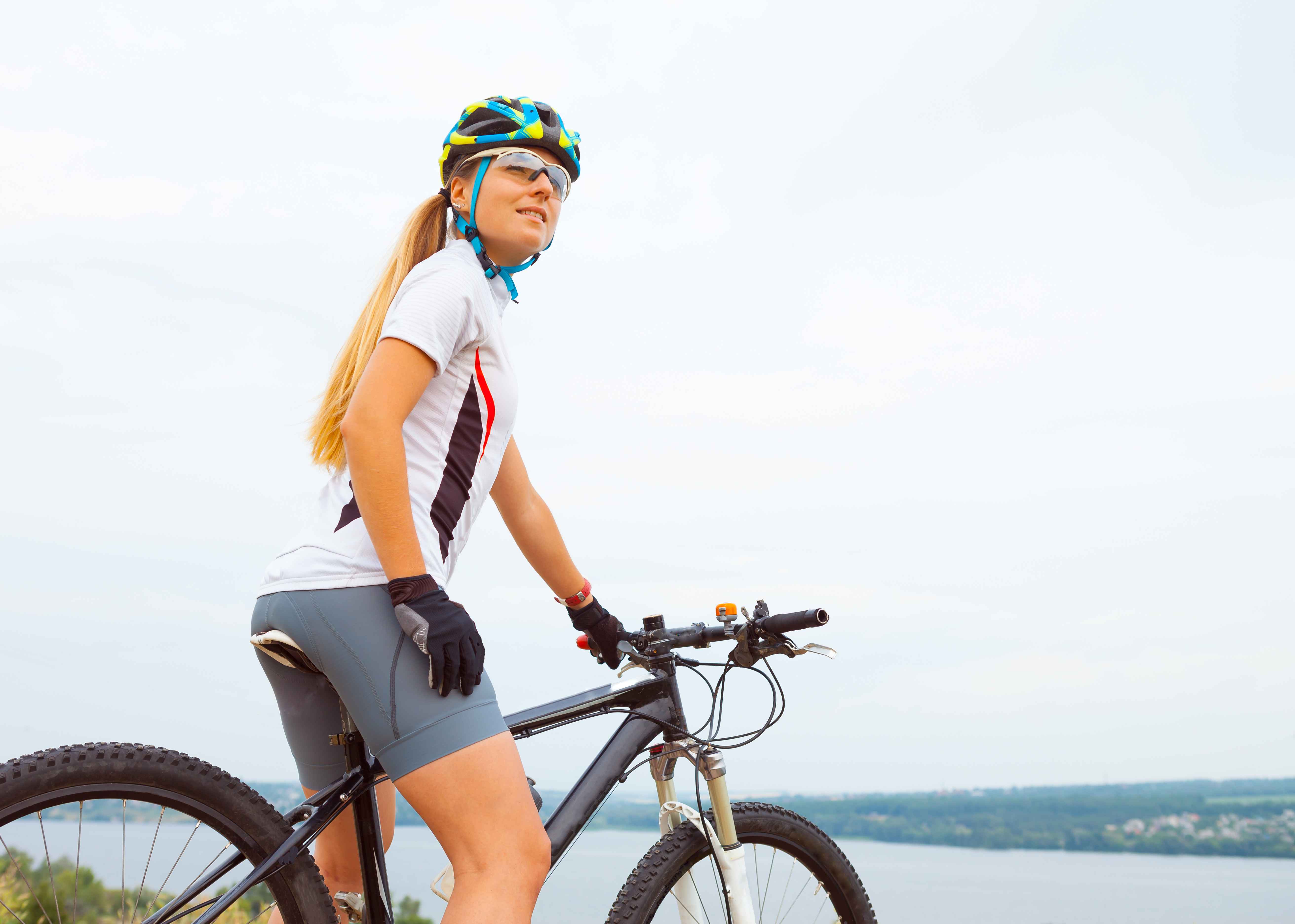 Abbigliamento ciclistico per l’estate: come vestirsi per la bella stagione